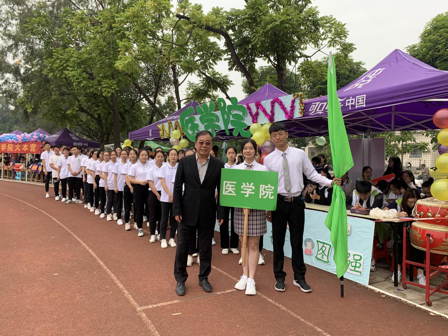 yl7703永利官网第50届大学生运动会yl7703永利官网齐院长与学生合照 yl7703永利官网第50届大学生运动会yl7703永利官网齐院长与学生合照
